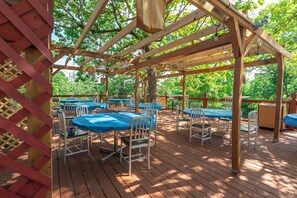 Outdoor dining - Meramec River Resort (Cuba)