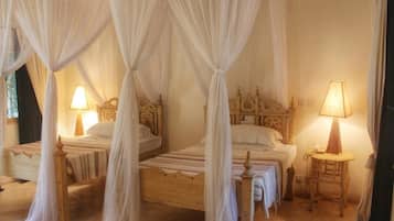 Habitación con 2 camas individuales | Ropa de cama de alta calidad, caja fuerte, escritorio