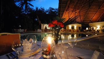 Se sirven desayunos, almuerzos, cenas y cocina local e internacional