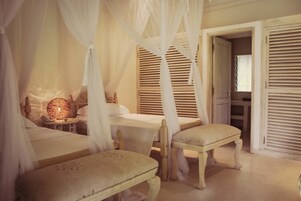 Chambre avec lits jumeaux | Literie de qualité supérieure, coffres-forts dans les chambres, bureau