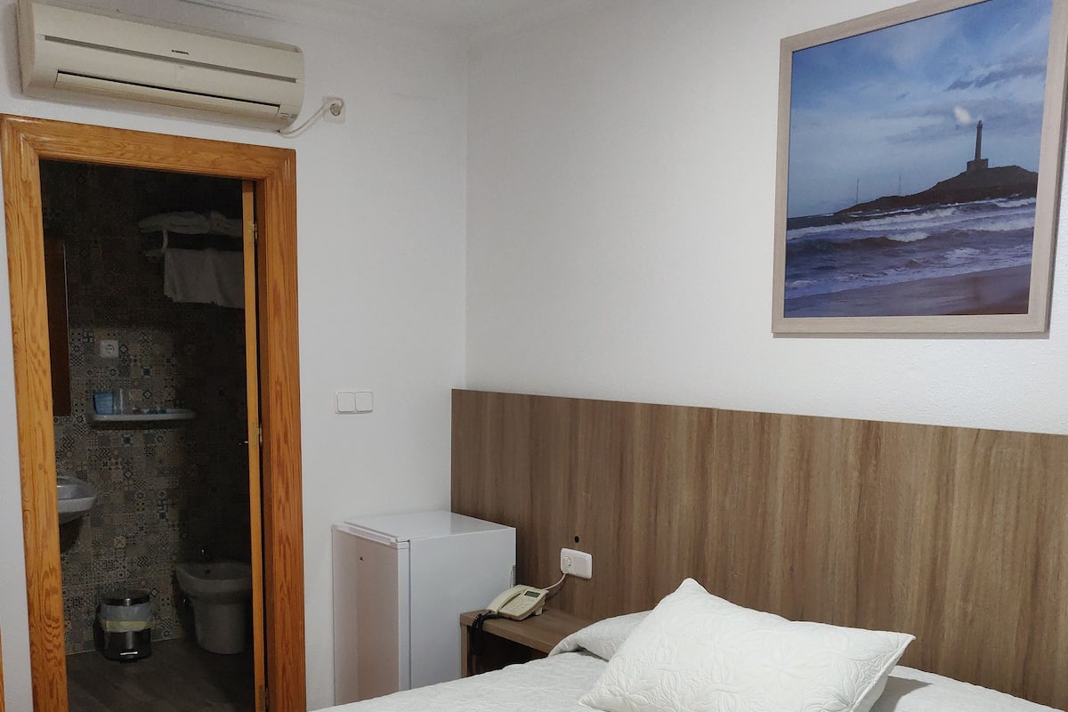 Twin kamer | Een bureau, verduisterende gordijnen, babybedden, extra bedden