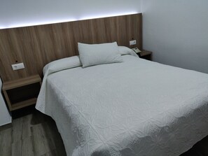 Twin Room | Desk, blackout drapes, cribs/infant beds, rollaway beds - Hotel La Posada (Cartagena)