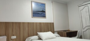 Desk, blackout drapes, cribs/infant beds, rollaway beds - Hotel La Posada (Cartagena)