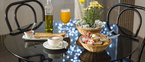 Päivittäinen mannermainen aamiainen (5 EUR per henkilö)