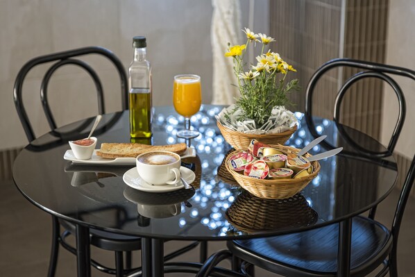 Daily continental breakfast (EUR 5 per person) - Hotel La Posada (Cartagena)