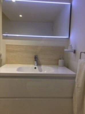 Shower, bidet - DENNINGTON APARTMENTS,  4 YORK CITY CENTRE APARTMENTS (NEWLY REFURBED FOR 2019) (York)