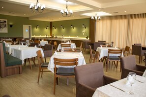 Café da manhã, almoço e jantar; culinária brasileira 