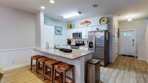 Full-sized fridge, microwave, oven, stovetop