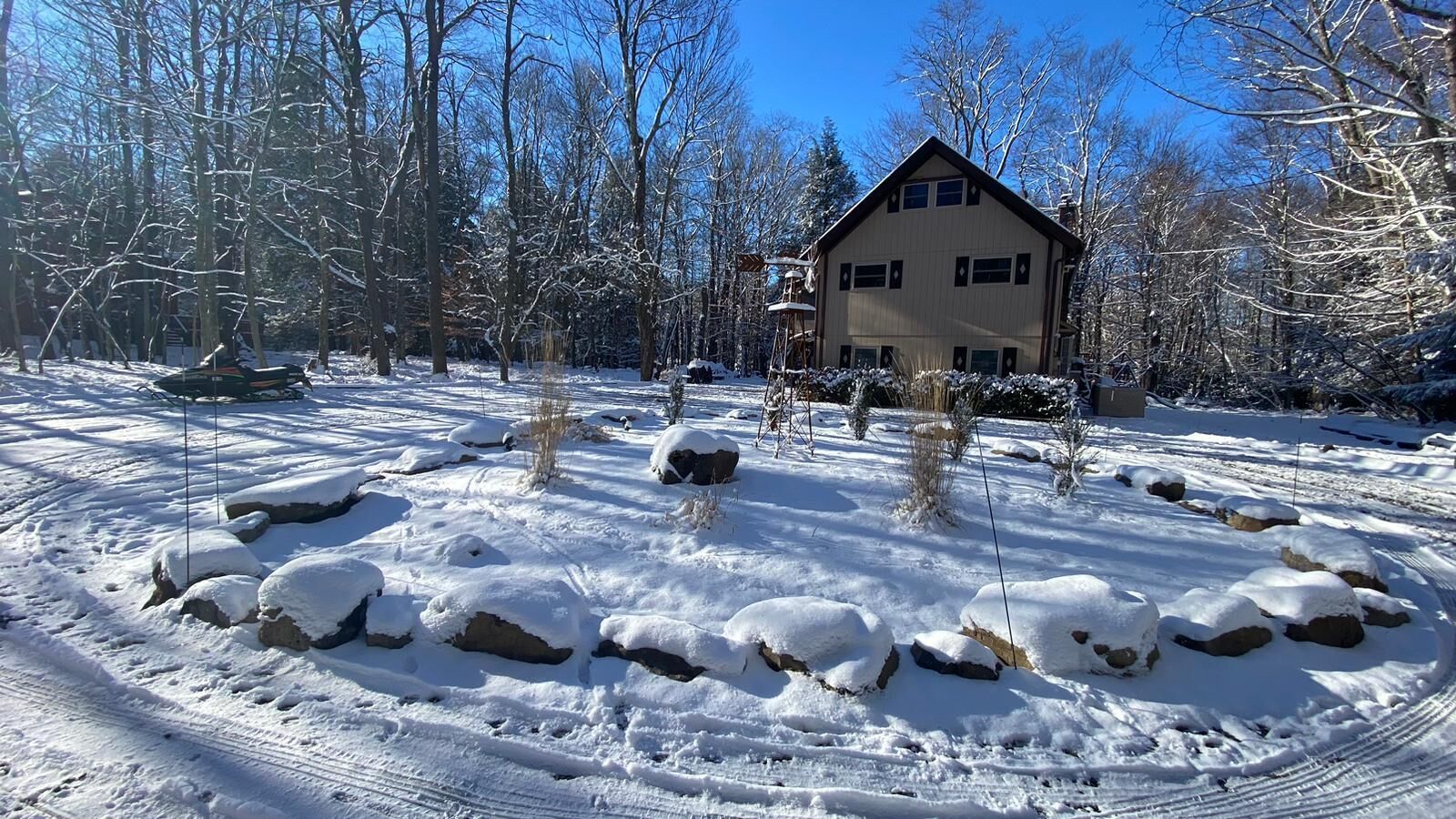 Cozy Chalet with hot tub & Lehigh River in backyard BigBass Lake Pocono Mountain