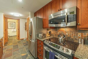 Kogeplade, opvaskemaskine, kaffe-/temaskine, brødrister