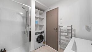 Dusche, Haartrockner, Handtücher