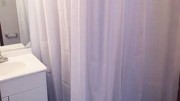 Dusche, Haartrockner, HandtĂŒcher, Seife