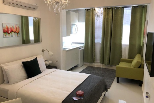 Cama Queen para 2 personas. incluye toallas, ropa de cama, TV sistema ROKU y AC.