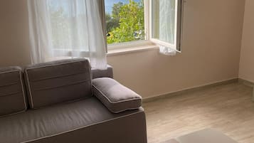 Comfort-Apartment, 2 Schlafzimmer, Meerblick, Meerseite (Upper Floor) | Wohnbereich | Flachbildfernseher