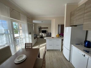 Comfort-Apartment, 2 Schlafzimmer, Meerblick, Meerseite (Upper Floor) | Wohnbereich | Flachbildfernseher