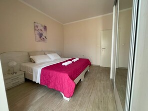 2 bedrooms, blackout curtains, bed sheets