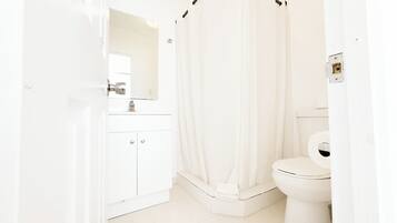 Dusche, Haartrockner, HandtĂŒcher, Seife