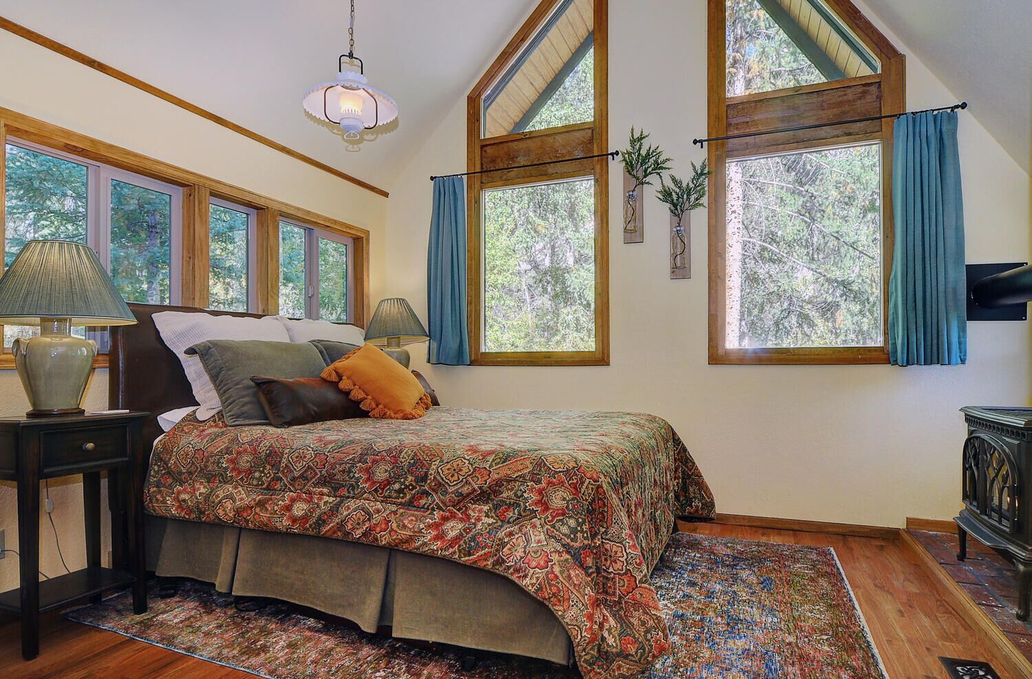 5 室のベッドルーム、デスク、アイロン / アイロン 台、旅行用ベビーベッド