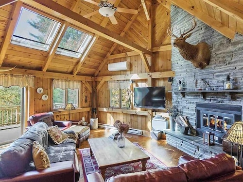 Timber frame home only 5 minutes from Windham Mountain - perfect for 2 families!