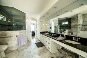 Ensemble douche/baignoire, sèche-cheveux, serviettes fournies