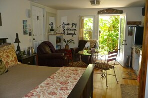 Iron/ironing board, free WiFi, bed sheets - Magnolia Petal & Arbutus Blossom (Salt Spring Island)