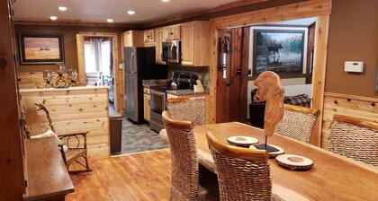 Beautiful Home in the Woods on Bike Trail