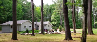 Beautiful Home in the Woods on Bike Trail