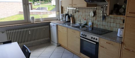 Kühlschrank, Ofen, Herdplatte, Geschirrspüler