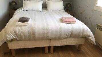 3 chambres, fer et planche à repasser, Wi-Fi, draps fournis