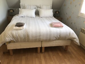 3 chambres, fer et planche à repasser, Wi-Fi, draps fournis