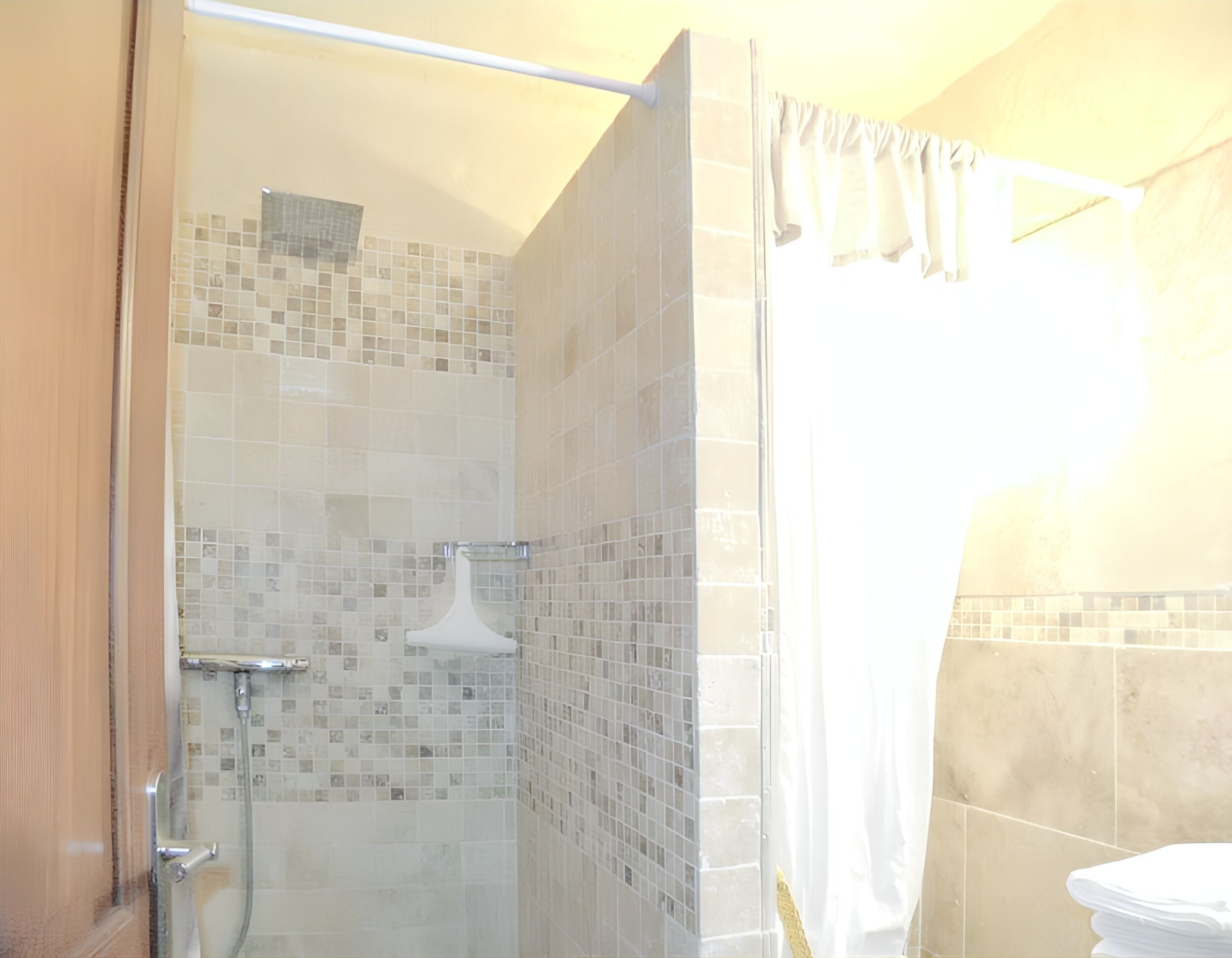 Bathtub, towels