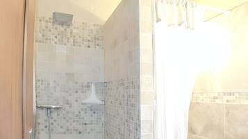 Bathtub, towels