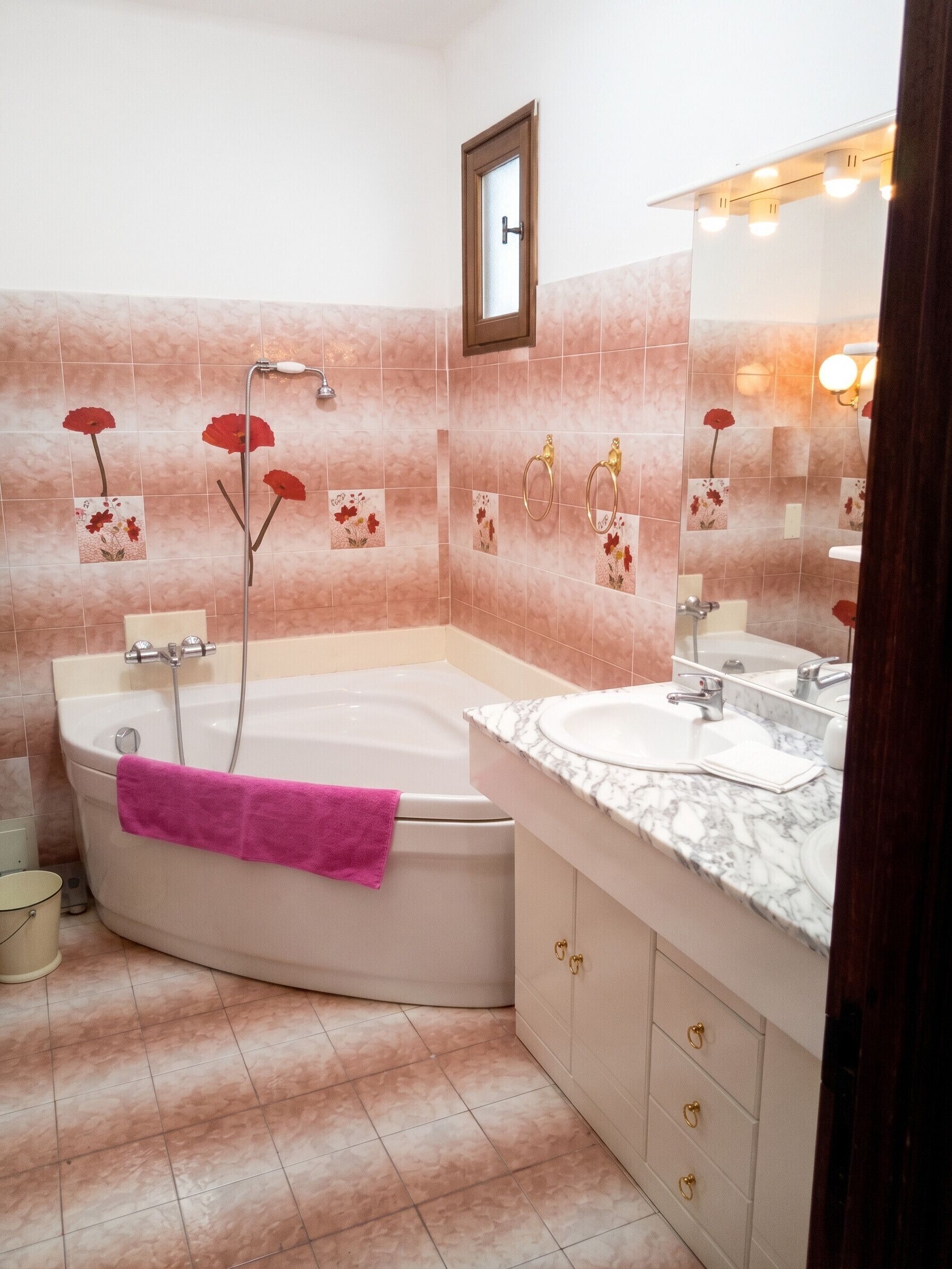 Ein Badezimmer mit einer Badewanne, einem Waschbecken und einem Waschtisch mit Schubladen.