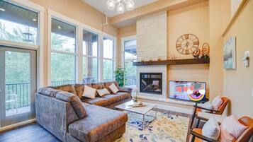 Een televisie en een open haard