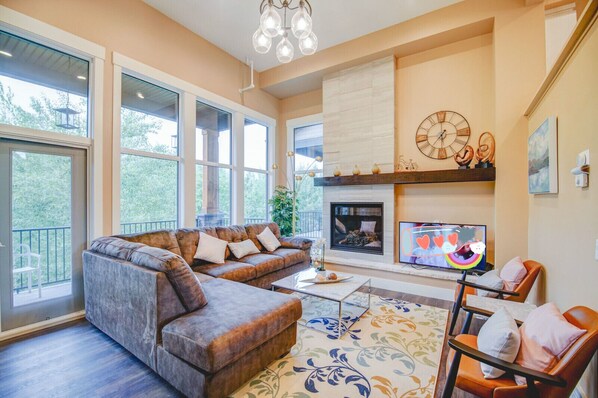 TV, fireplace