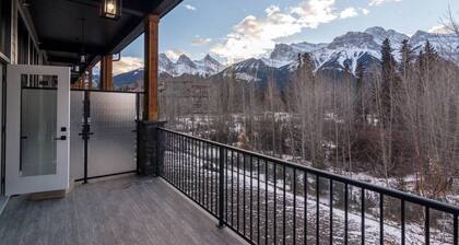 Canmore center 5BR+4.5BTH Mt view private hot tub