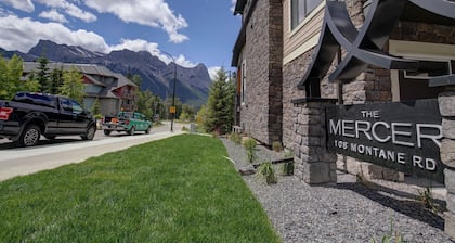 Canmore center 5BR+4.5BTH Mt view private hot tub