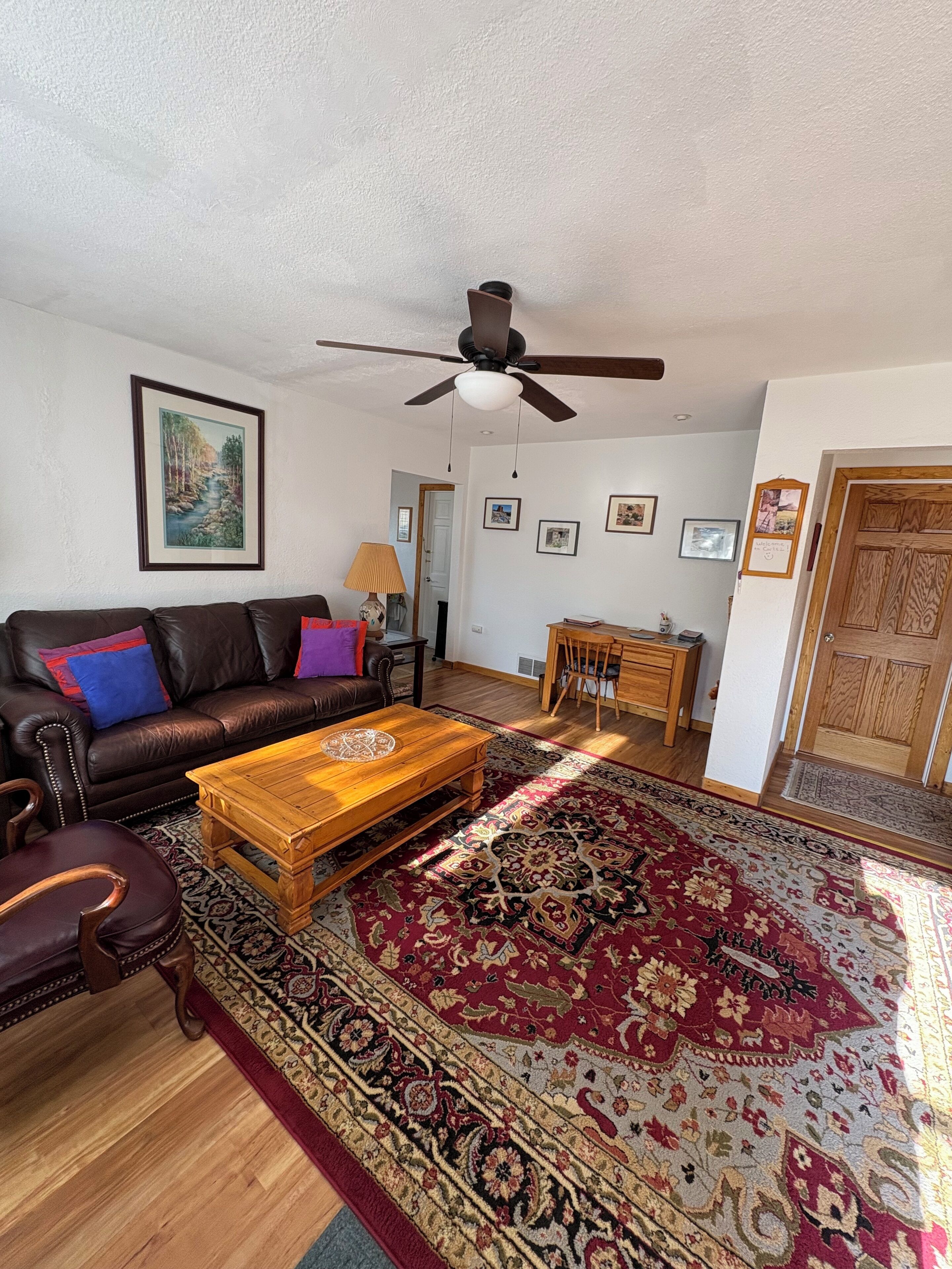 Smart-TV, DVD-spiller, bøker og filmbibliotek