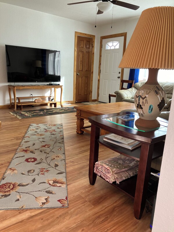 Smart TV, DVD player, books, video library - Clean Quiet and Comfortable. Family friendly. Close to Mesa Verde National Park. (Cortez)