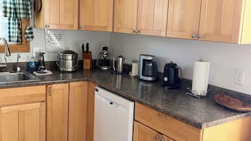 Een koelkast, een oven, een kookplaat, een vaatwasser