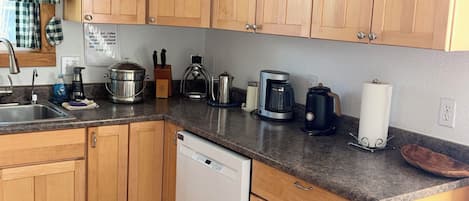 Fridge, oven, stovetop, dishwasher