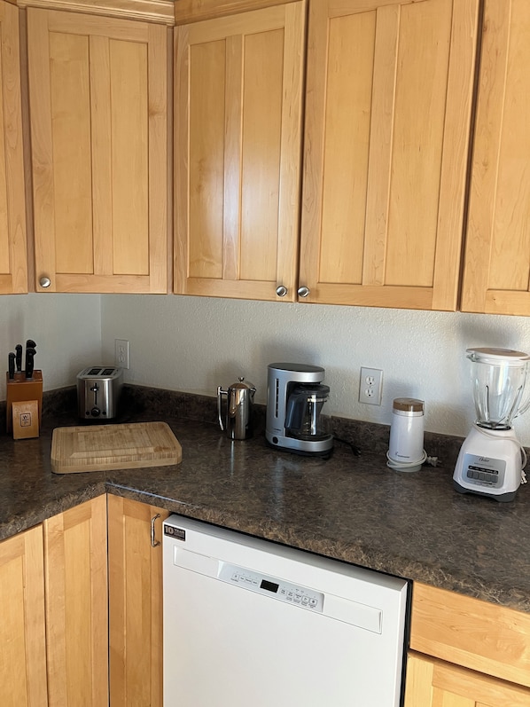 Fridge, oven, stovetop, dishwasher - Clean Quiet and Comfortable. Family friendly. Close to Mesa Verde National Park. (Cortez)