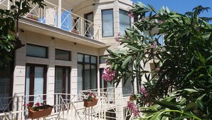 Unclassified image, 3 of 41, button - Villa Flora (Tbilisi)