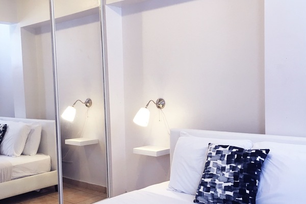 Dormitorio con cama Queen en el que caben 2 personas por cama, tiene AC.