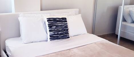 2 habitaciones, tabla de planchar con plancha, wifi y ropa de cama