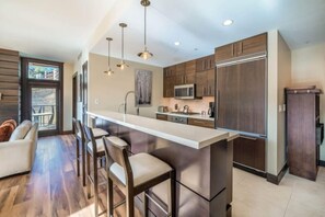 Mikrowelle, Herdplatte, Geschirrspüler