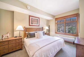 2 habitaciones, tabla de planchar con plancha, cuna de viaje y wifi