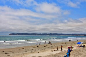 Plage, chaises longues, serviettes de plage