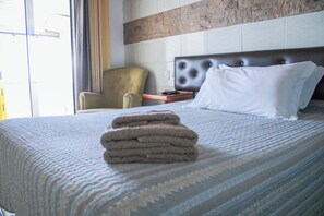 Standard Double Room, Ocean View | Minibar, blackout drapes, free WiFi, bed sheets - Pousada Girassol (Rio das Ostras)