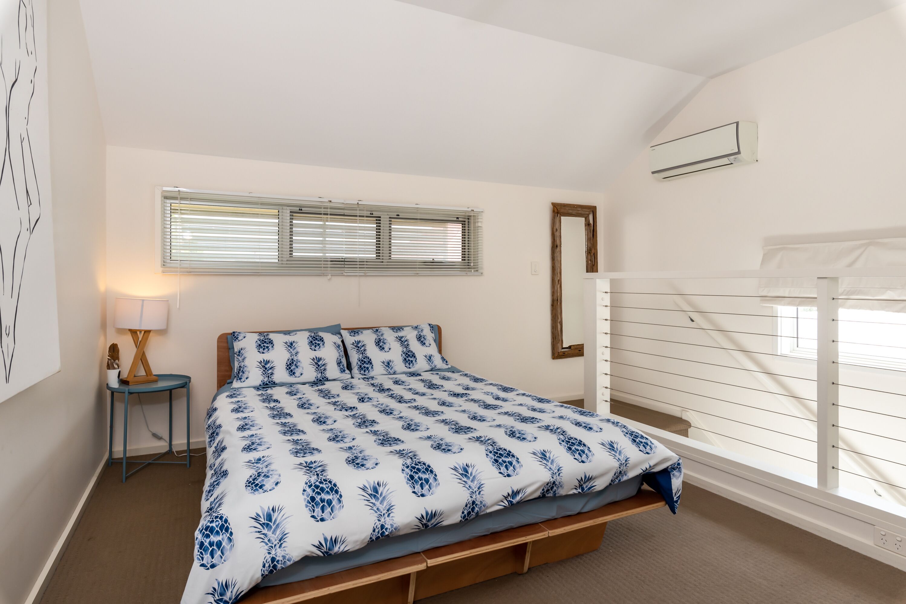 1 dormitori, escriptori, planxa i posts de planxar i wifi 